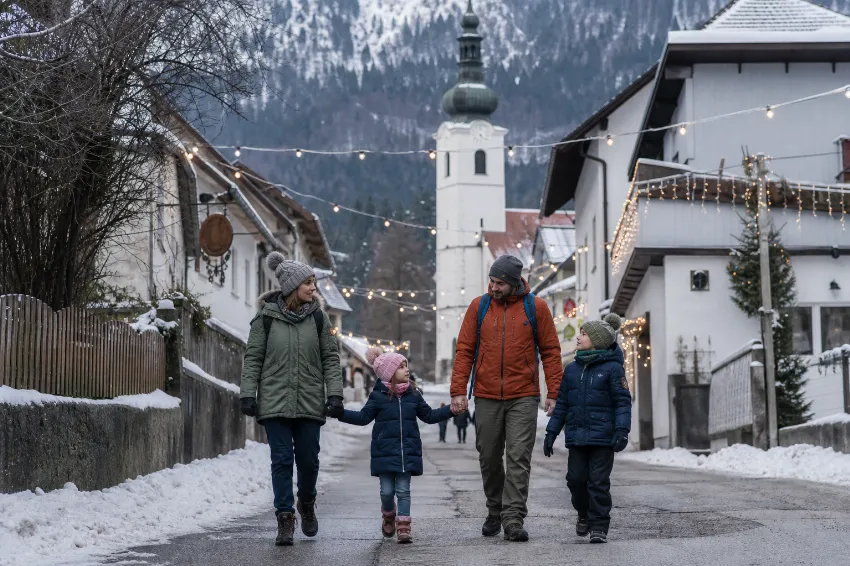 Družina na sprehodu na božič 2026, ki pade na petek