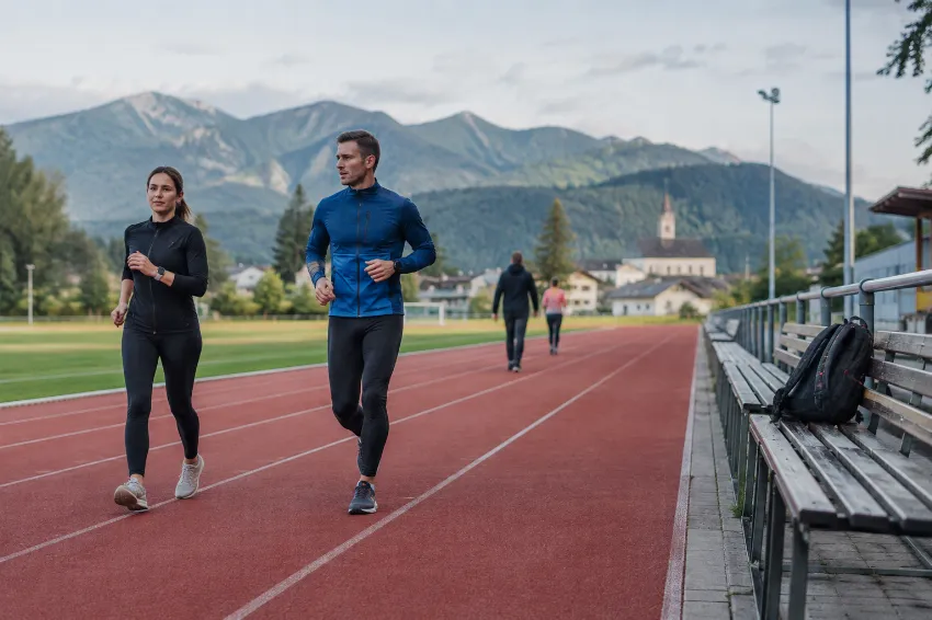 Rekreativci po službi nabirajo kilometre na atletskem stadionu