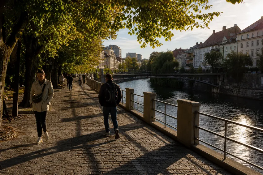 Dolge popoldanske sence ob Ljubljanici konec septembra