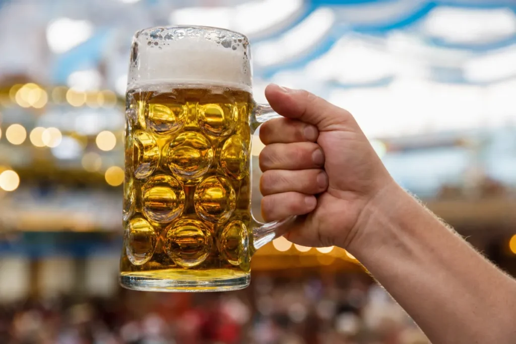 Liter piva v pivskem šotoru na Oktoberfestu v Münchnu