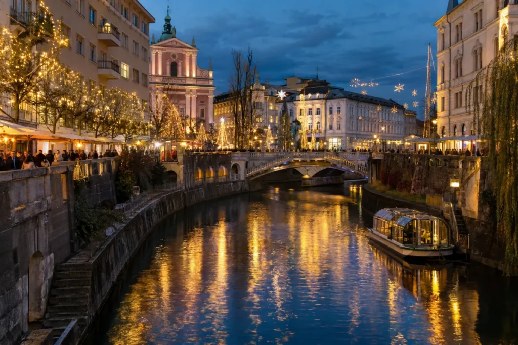 Praznične lučke nad Ljubljanico v starem mestnem jedru